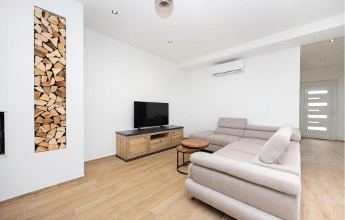Cozy Apartment In Kastel Stafilic
