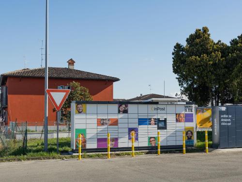 a building with a mural on the side of it at Vrenozi Home in Piacenza