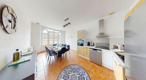 Η κουζίνα ή μικρή κουζίνα στο L'Abbaye 170m2 Alès 12 Couchages