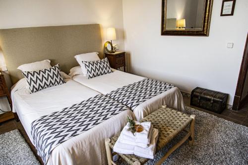 a bedroom with two beds and a mirror at León de Sineu in Sineu