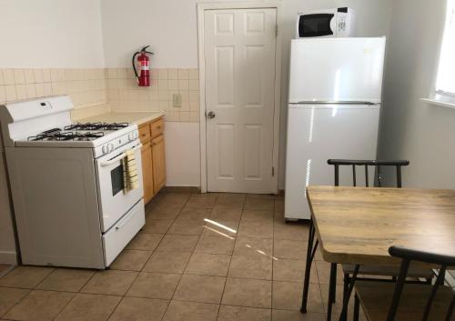 Η κουζίνα ή μικρή κουζίνα στο Private one-bedroom one-bathroom apartment with private street entrance in convenient area