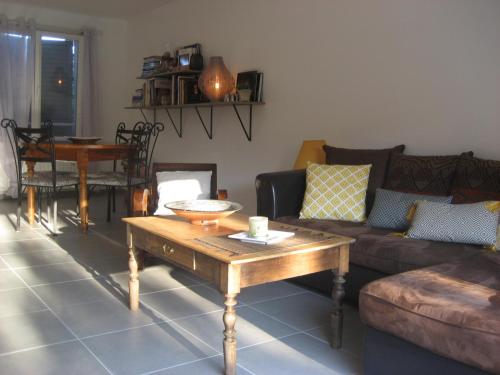 un salon avec un canapé et une table basse dans l'établissement Agréable & Lumineux, à La Rochelle