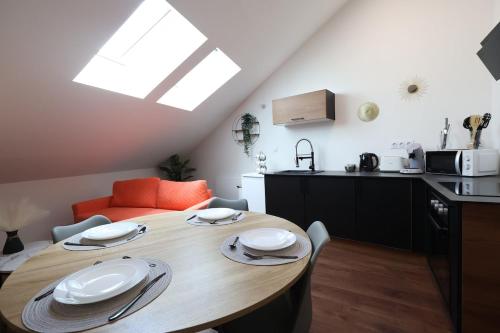 - une cuisine et une table dans une pièce avec salle à manger dans l'établissement La perle de champagne 4 pers au coeur des vignes, à Jonchery-sur-Vesle