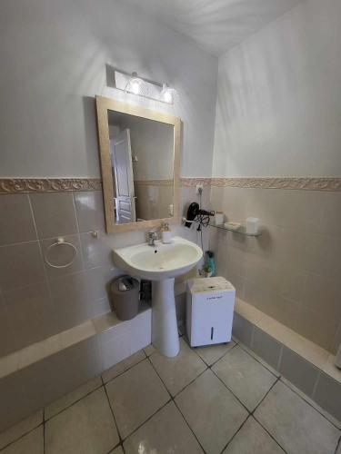 Bilik mandi di Studios Les Iris