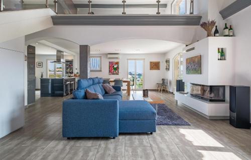 un salon avec un canapé bleu et une cheminée dans l'établissement Lovely Home In Saint-Laurent-Du-Var, à Saint-Laurent-du-Var