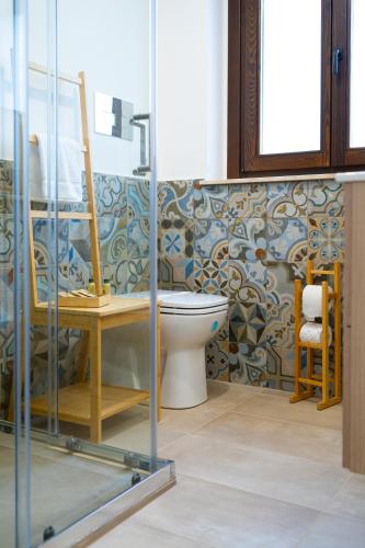 a bathroom with a toilet and a mirror at Il Giardino del Tempio in Agrigento