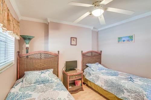 Ένα ή περισσότερα κρεβάτια σε δωμάτιο στο Pompano Beach Home with Pool and Dock about 4 Mi to Pier!