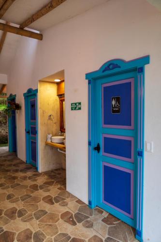 a bathroom with a blue door in a room at Bellaphia Hotel Boutique in Filandia