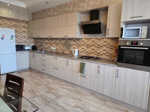 красивая квартира на берегу озера.