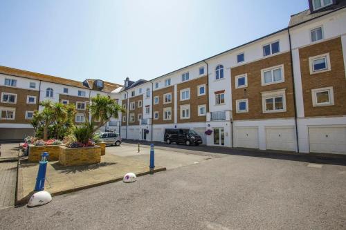 a street with buildings and soccer balls on the ground at Britannia Harbour View - Parking - by Brighton Holiday Lets in Brighton & Hove