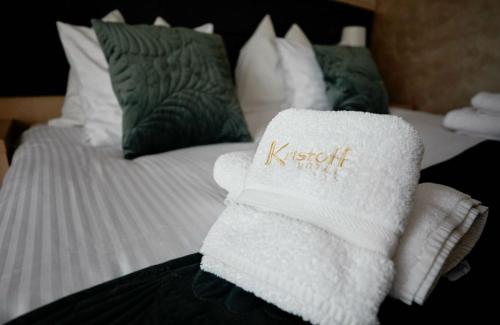 Una cama o camas en una habitación de Hotel Kristoff
