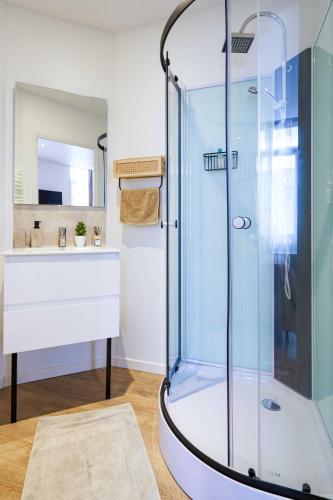 une salle de bain avec douche et lavabo dans l'établissement Studio Elégant 3 pers wifi, à Saint-Quentin