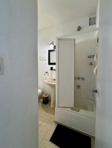 a white bathroom with a tub and a sink at La Boca 3 ambientes - luminoso in Buenos Aires
