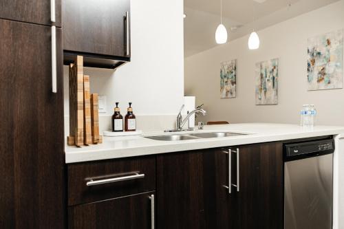 Kuchyň nebo kuchyňský kout v ubytování King Apartment in West Hollywood with Pool, Gym, Parking