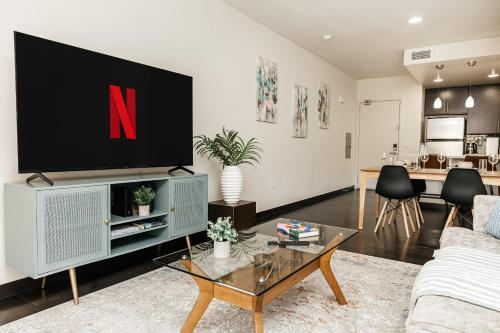 TV a/nebo společenská místnost v ubytování King Apartment in West Hollywood with Pool, Gym, Parking