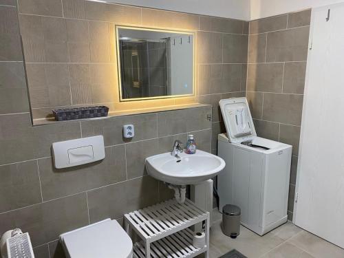 Ένα μπάνιο στο Apartment Ferienwohnung Leuna 2-room Apartement Second Home Gästezimmer