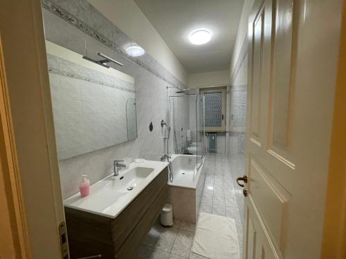 a bathroom with a sink and a tub and a toilet at Daniela; vacanza e/o lavoro in Nichelino