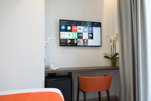a room with a bed and a tv on the wall at Chi in Barcelona