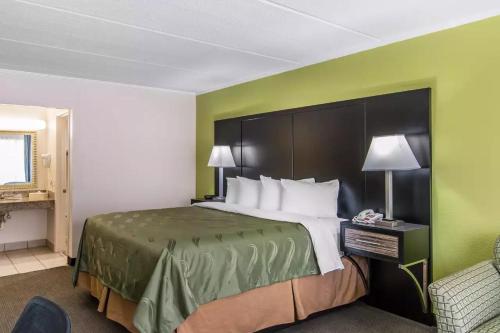 Katil atau katil-katil dalam bilik di Quality Inn Hinesville - Fort Stewart Area