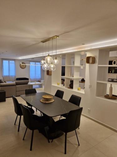 une salle à manger et un salon avec une table et des chaises dans l'établissement Appart deux suites st tropez, à Saint-Tropez