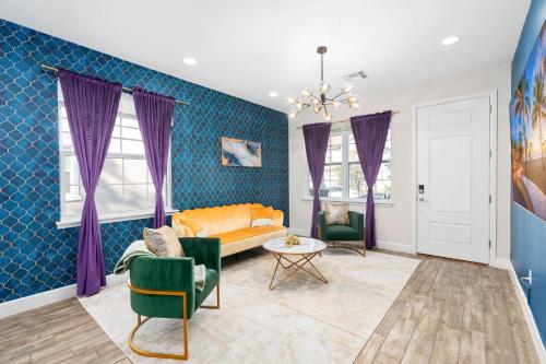 Istumisnurk majutusasutuses SUPER LUXE- SLEEPs 17 - DESIGNs & NEAR Disney