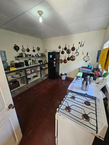 Kuchyň nebo kuchyňský kout v ubytování Casa 25 hostal santa ana