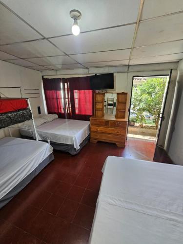 Postel nebo postele na pokoji v ubytování Casa 25 hostal santa ana