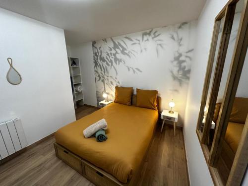 Un dormitorio con una cama grande en una habitación. en Le tropical - hyper centre - patio - wifi, en Niort