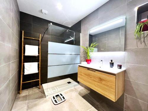 a bathroom with a sink and a mirror at L'Etoile du Vignoble au cœur d'un ranch alsacien sur la route des Vins in Dambach-la-Ville