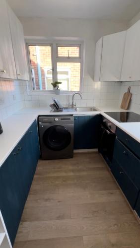 Η κουζίνα ή μικρή κουζίνα στο The Snug Nest - Modern 2 Bedroom Apartment