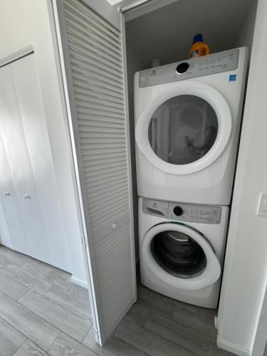 a washer and dryer in a small room at Shalamar Luxe Miami in Miami
