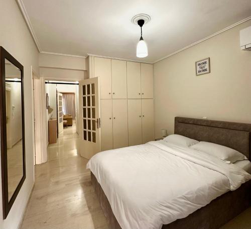 Mamour Apartments, Near Tram & 8' to Beach, Queen Bed Comfort