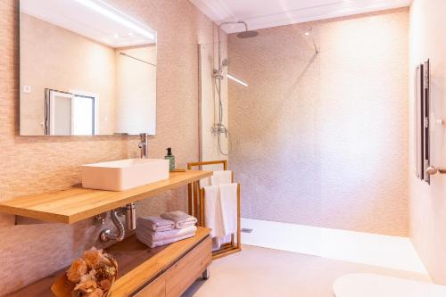 a bathroom with a sink and a shower at Son Flor Agroturisme in Santa Margalida