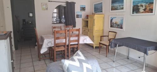 une cuisine avec une table et des chaises dans une pièce dans l'établissement Le gîte de l'atelier, à Lailly-en-Val