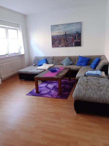 ein Wohnzimmer mit Sofa und Couchtisch in der Unterkunft Bei EDE & Helli in Klotten