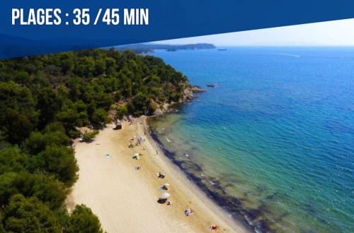 an overhead view of a beach with people on it at La Rose des Vents & Spa - Gite La Parenthèse in Néoules