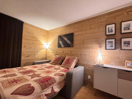 une chambre avec un lit et un bureau avec une lampe dans l'établissement Tout schuss au Panoramic, à Orcières