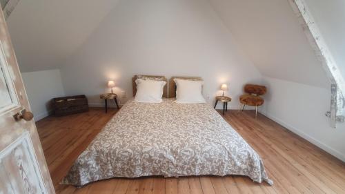 a bedroom with a bed with two white pillows at L'Astu'Cieux appartement triplex in Huelgoat
