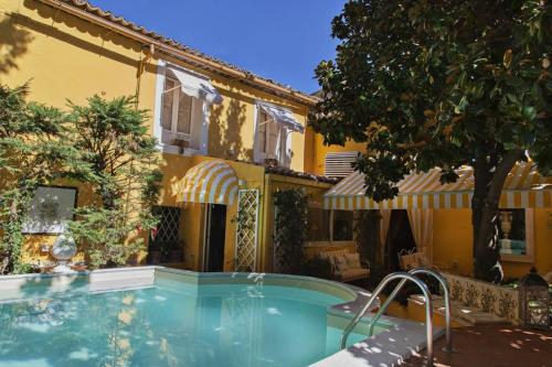 Bazén v ubytování Palazzo Cherubini-Pools & Wellness nebo v jeho okolí