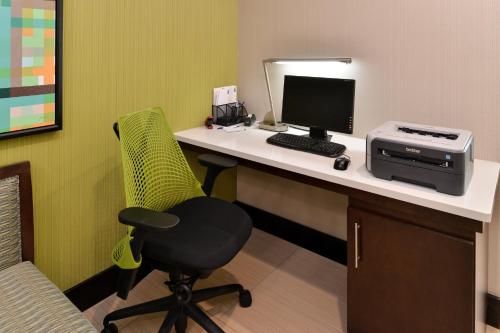 Televisyen dan/atau pusat hiburan di Holiday Inn Express Hotel & Suites Cincinnati-Blue Ash by IHG