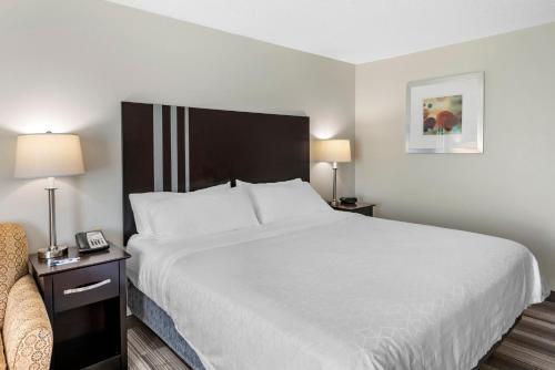 Katil atau katil-katil dalam bilik di Holiday Inn Express Hotel & Suites Cincinnati-Blue Ash by IHG
