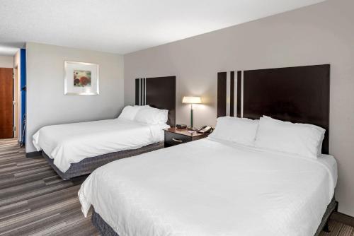 Katil atau katil-katil dalam bilik di Holiday Inn Express Hotel & Suites Cincinnati-Blue Ash by IHG