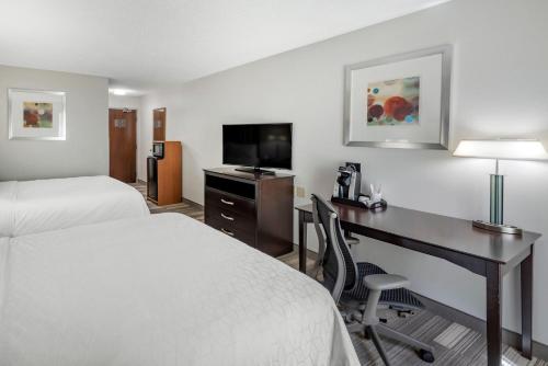 Televisyen dan/atau pusat hiburan di Holiday Inn Express Hotel & Suites Cincinnati-Blue Ash by IHG