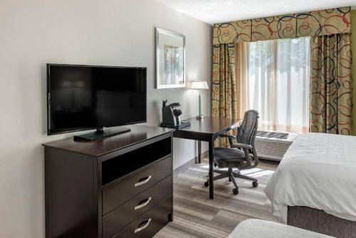 Televisyen dan/atau pusat hiburan di Holiday Inn Express Hotel & Suites Cincinnati-Blue Ash by IHG