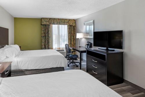 Katil atau katil-katil dalam bilik di Holiday Inn Express Hotel & Suites Cincinnati-Blue Ash by IHG
