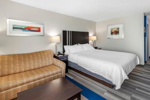 Katil atau katil-katil dalam bilik di Holiday Inn Express Hotel & Suites Cincinnati-Blue Ash by IHG