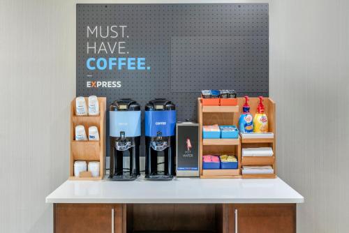 Kemudahan buat kopi dan teh di Holiday Inn Express Hotel & Suites Cincinnati-Blue Ash by IHG