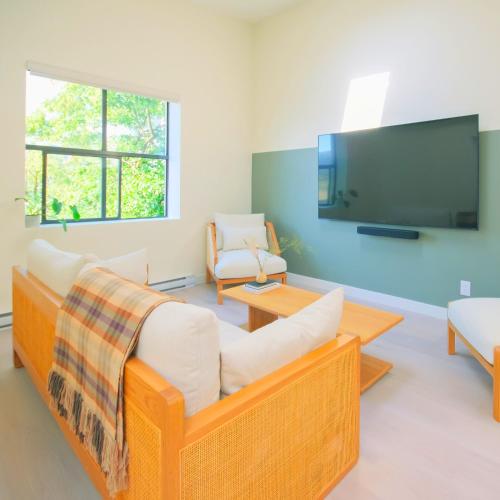 Телевизор и/или развлекательный центр в Newly Renovated 1 Bedroom Condo in Japantown! Near Gastown & Railtown!