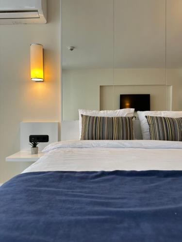 Postel nebo postele na pokoji v ubytování Orbi City Luxury Apartment