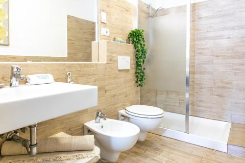 Un baño con inodoro, lavabo y ducha. en Pascià Villagonia, en Taormina